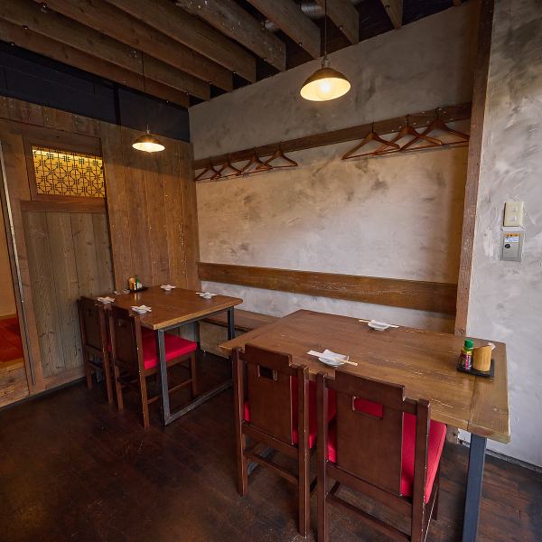 ≪店内雰囲気≫夫婦二人で営む当店は、木の温もりに包まれたアットホームな空間です♪ノスタルジックな雰囲気の中、リラックスしながらお食事をお楽しみいただけます！お一人様はもちろん、ご友人同士でのご利用にも最適です！日々の喧騒を忘れ、温かなおもてなしで、心地よいひとときをお過ごしください♪