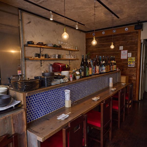 ≪店内席情報≫仕事帰りのご利用にも最適なカウンター席は全4席！横並びでも使える4名掛けのテーブル席は2卓ご用意しております♪ゆったりお食事を楽しむなら、小上がりのお座敷席がおすすめです！季節の食材を使用した逸品をご用意してお待ちしておりますので、お気軽にご来店ください！