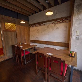 4名掛けのテーブル席を2卓ご用意！