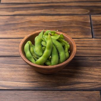 Salt-boiled green soybeans