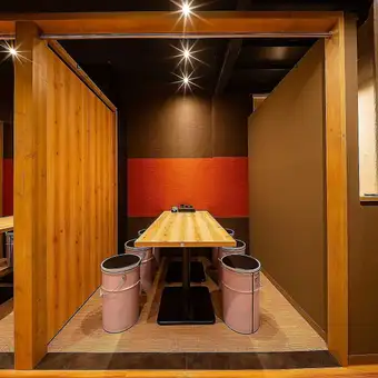 柔和的筒燈拉近了你和伴侶的距離。我們店家的魅力之一在於舒適的氛圍，能讓你自然而然放鬆身心。非常適合約會、女生聚會和各種派對！