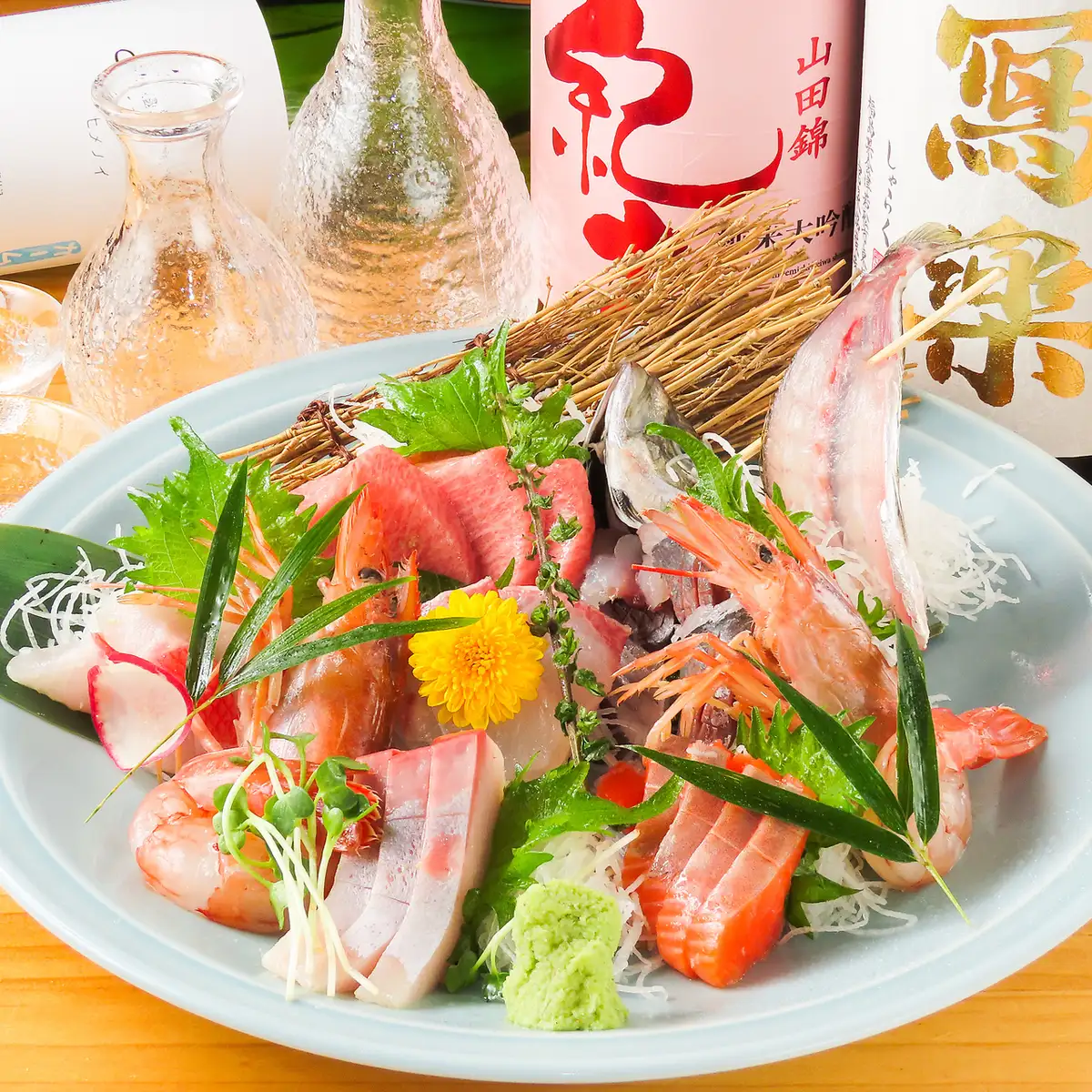 从午餐时间开始，就随意地举杯畅饮吧！在朴实无华的若千庵新桥分店享受一段愉快的时光。