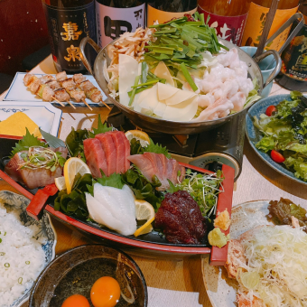 【共10道菜☆令人滿意的內臟火鍋套餐3,500日元】日本著名的牛內臟火鍋、串燒、生魚片船森等*僅菜餚