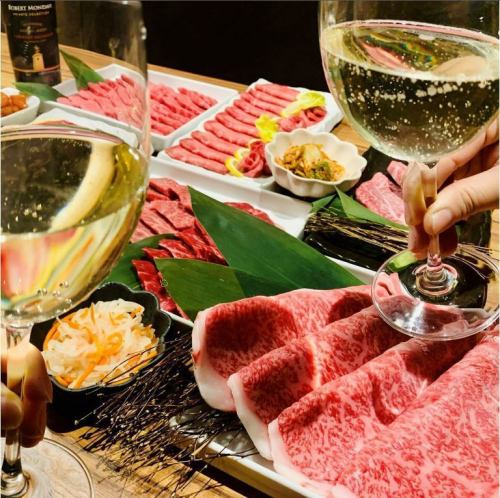 [Most popular!! Experience the skills of a long-established butcher] Top-quality beef tenderloin, premium yakiniku, the specialty yakisuki loin, etc. ★ 16 dishes in total for 8,300 yen