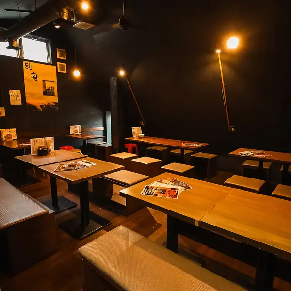 各階で異なる表情を見せる当店の3階は、プライベート感を重視した大人の隠れ家風空間！25名様からのフロア貸切はもちろん、2階・3階を合わせた大規模な全体貸切宴会にも対応可能です◎喫煙可能なフロアとなっておりますので、歓送迎会や会社宴会、打ち上げなど大人数で盛り上がりたい宴会に最適です♪