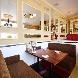 当店は、オシャレな雰囲気の中でお楽しみいただける4名様掛けのテーブル席を8席ご用意しております。女子会や友人との集まりにぴったりの空間で、楽しいひとときをお過ごしいただけます。心地よいインテリアと美味しい料理が、素敵な時間を演出します。特別な日やカジュアルな飲み会にぜひご利用ください。