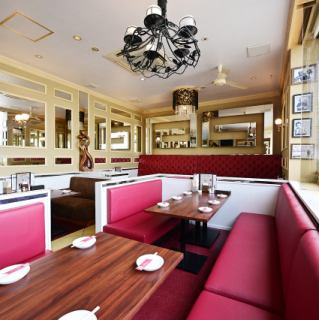 当店では、6名様掛けのテーブル席を3席ご用意しております。オシャレなインテリアに囲まれた空間で、楽しいお食事の時間をお過ごしいただけます。友人や家族との特別なひとときにぴったりで、美味しい料理と共に心温まる会話を楽しむことができます。ぜひ、特別な日のディナーやカジュアルなお集まりにご利用ください。