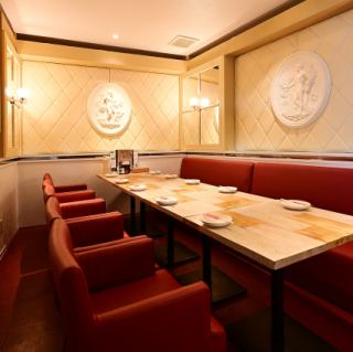 当店には、8人掛けのテーブル席を2席ご用意しております。小規模な飲み会やカジュアルな集まりに最適な空間で、楽しいひとときをお過ごしいただけます。さらに、お得なクーポンもご用意しているので、ぜひご活用ください。美味しい料理とドリンクを囲んで、心温まる会話を楽しむ素敵な時間をお届けします。