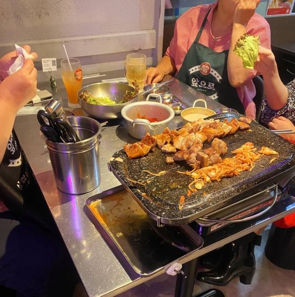 ～銀色のテーブルが、本場韓国を感じさせる店内～