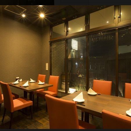 店内には、テーブル席の他に、10名収容可能の個室あり。少人数から団体まで、様々なシチュエーションで利用可能です。接待や、大切なお食事の際にはぴったりです（音が漏れにくいお部屋なので大事な打ち合わせなどで♪）個室は当店１番人気のお席になておりますのでご予約の際はお早目のご予約がオススメですよ☆