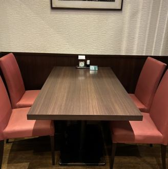 【肩肘張らずに楽しむ本格中華】本場の活気を感じられるテーブル席。お仕事帰りの飲み会や、ご友人とのディナーに最適です。「本格上海料理をカジュアルに」をテーマに、女子会や家族でのランチなど、日常の様々なシーンでご利用ください。お気に入りの中華料理を囲めば、自然と会話も弾みます♪