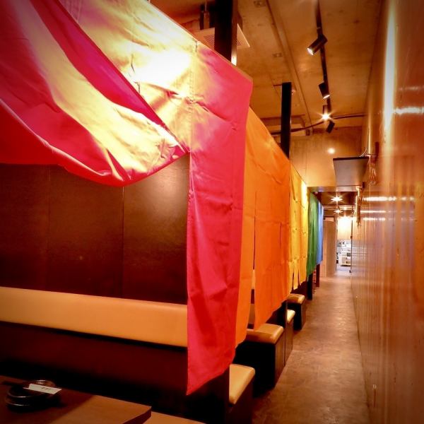 カラフルな暖簾が特徴的な全席テーブル個室の店内。周りが気にならずお席も広めなのでゆったりとおくつろぎ頂けます。宴会、お仕事帰りのちょい飲み、女子会、ご家族でのご利用等…さまざまなシーンにぴったりです。