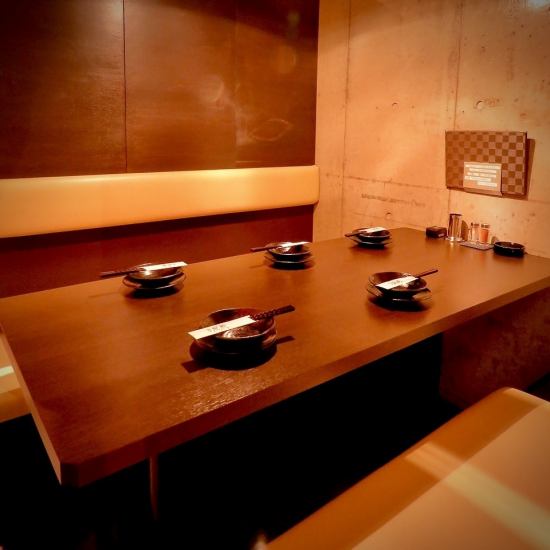 周りを気にせずゆったり愉しめる全席テーブル個室の店内★