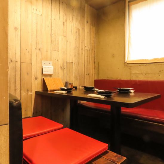 周りを気にせずゆったり愉しめる全席テーブル個室の店内★