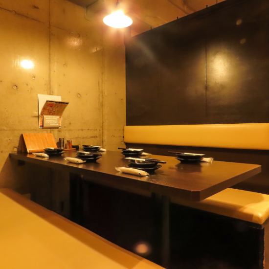 周りを気にせずゆったり愉しめる全席テーブル個室の店内★