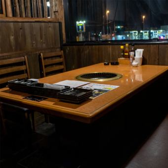 If you close the door of the spacious private room, you can enjoy all-you-can-eat yakiniku in a completely private space.