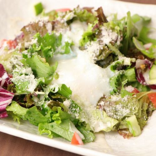 温玉とグラナパダーノチーズのシーザーサラダ