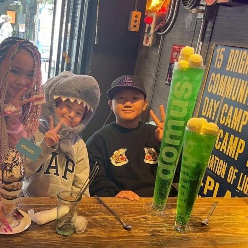 【写真左】エピックメガクリームソーダ