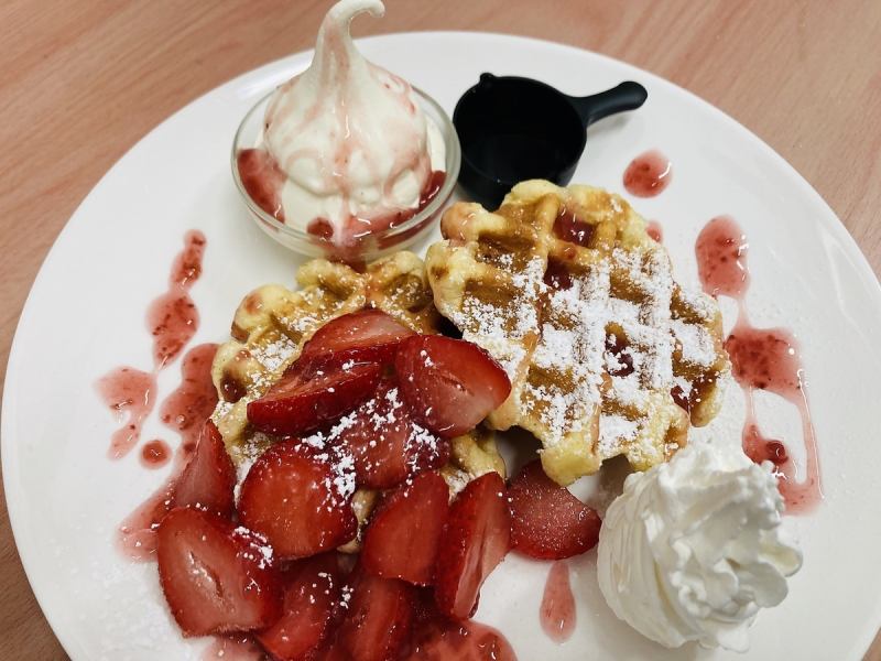 [Our recommendation] Strawberry waffle 890 yen (tax included)