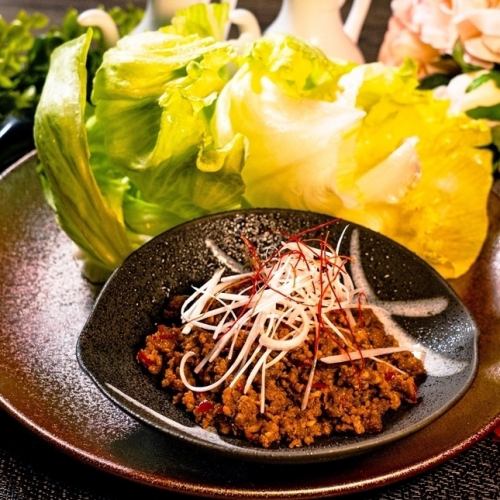 Minced pork wrapped in lettuce