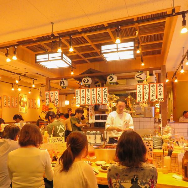 [A lively shop] The voice of the buzz of the staff also flies! The specialties are "cooking beef sujidoro" at the counter! Please feel free to use at the end of work!