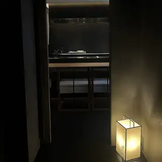 温かく優しい光でライトアップされたカウンターと凛としたしつらえの店内は、調和のとれた贅沢空間