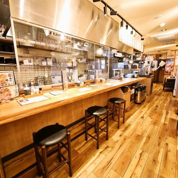 カウンターもございますのでお一人様でのご来店も大歓迎いたします！ご友人やご家族連れでのご利用はもちろん、会社宴会や飲み会など様々なシーンにご利用いただけます◎大人数でもご利用可能な総席数は35席ございます！各種ご宴会のご予約はお早めに☆※大人数でのご利用の際はお問い合わせ下さい！※画像は系列店です