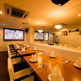 [For banquet parties] White sofa seats in a private room ♪ This seat will be filled up early at banquets, etc., so make a reservation early when using it ♪ 2 people ~ Use for dates and entertainment, groups ~ Ideal for use at alumni associations, joint parties and girls-only gatherings!