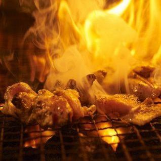 目の前の焼き場で焼き上げる大山鶏もも焼き・大山鶏レバー・自家製つくねは絶品！こだわりの商品をお手頃価格でご案内しています◎
