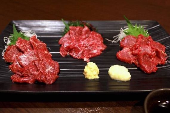 Assortment of 3 types of horse sashimi (lean meat, skirt steak, medium fatty tuna)