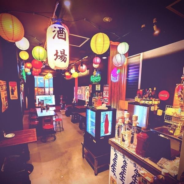 【店内雰囲気】昭和レトロな横丁感あふれる可愛い内装が魅力のカジュアル酒場！特製タレに漬け込んだ出来立てからあげが自慢で、ご友人との飲み会から会社宴会まで幅広く利用可能♪世代問わず楽しめる、オシャレで居心地の良い空間です！