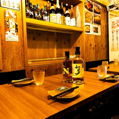 テーブルは連結可能ですので、2-3名様の少人数から、グループ・団体でのご利用まで柔軟に対応可能です。ご人数やご利用目的に応じて最適なお席をご用意いたしますので、お気軽にご相談ください。