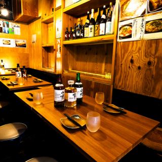 落ち着いた雰囲気の中で、ゆったりとした時間をお過ごしいただけます。お一人様でのご利用はもちろん、ご友人やお連れ様との会話を楽しみながら、リラックスしたひとときをお楽しみください。