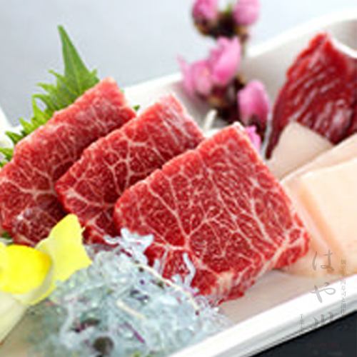 Assortment of 2 types of horse sashimi