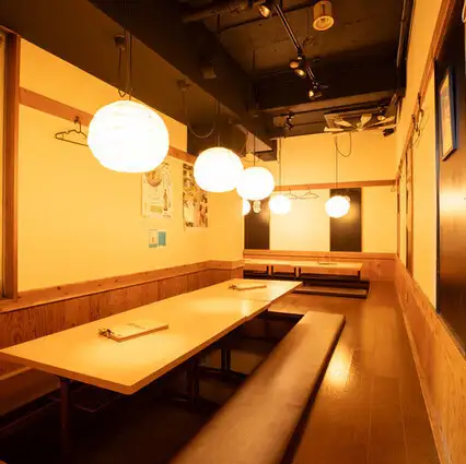 和の趣を感じる店内は、木目調のインテリアと落ち着いた照明が特徴。ペット同伴も可能で、特別な時間を一緒に過ごせます。お祝い・サプライズ対応も行っており、記念日や誕生日などの大切なシーンにもぴったりです。思い出に残るひとときを、落ち着いた雰囲気の中でお過ごしください。心地よい空間です。