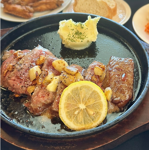 一番人気のサーロイン。程よいサシを楽しめる赤身肉のステーキ