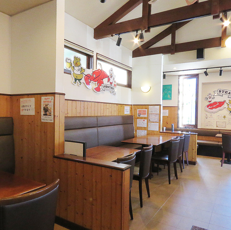 天井が高く広々とした店内は開放感抜群。