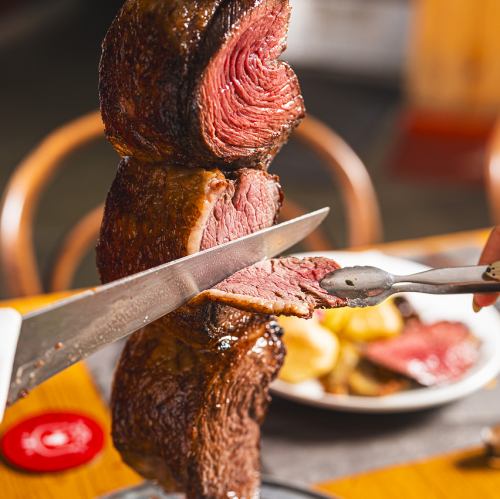【人気の秘訣】焼きたての塊肉を目の前でカット！ランチは15種、ディナーは20種類をお楽しみいただけます！