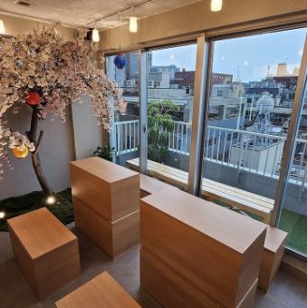 大きな窓が印象的なお席です。やわらかな光が差し込む店内は、木を基調とした家具がナチュラルな印象を与え、居心地が良い空間を演出しています。