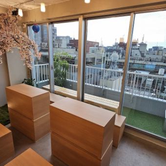 やわらかな照明が包む店内で、心地よく語り合うひとときをお過ごしください。大きな窓から差し込む光は心を癒す特別な瞬間を演出します。