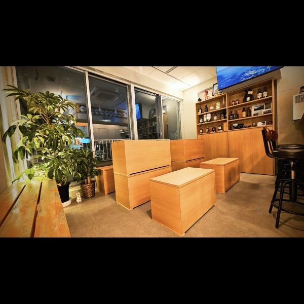 【カウンター席でのくつろぎ◎】当店のカウンター席は4席、ベンチシート16席をご用意しています。持ち込みなや場所貸しなども可能!落ち着いた雰囲気の空間でゆったりとお楽しみください!