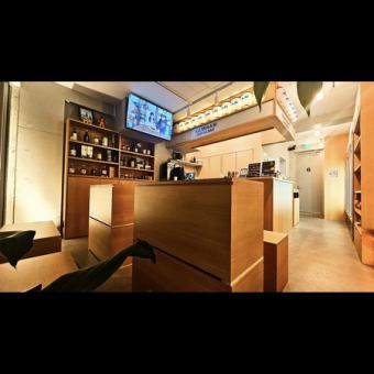  ベンチシートは16席あり、友達や家族とリラックスしながら、ゆったりとした時間をお過ごしください。