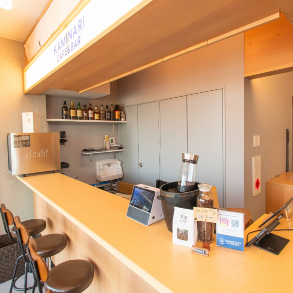 【カウンター席でのくつろぎ◎】当店のカウンター席は4席、ベンチシート16席をご用意しています。持ち込みなや場所貸しなども可能！落ち着いた雰囲気の空間でゆったりとお楽しみください！