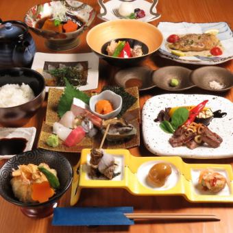 生魚片、烤魚、肉類料理等！可以用五種感官享受時令食材的非常滿足的11,000日元套餐。