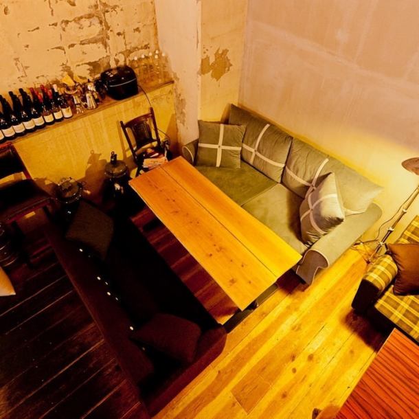 【ふかふかソファ席♪】ソファのデザイン、照明の種類、壁面の模様など、座るお席によって様々な表情を見せる店内空間。「今日はどの席に座ろうかな…」そんな楽しみも見つけられる可愛い店内です。。≪西大橋　北堀江　女子会　誕生日　宴会　貸切　テイクアウト　デリ　惣菜　歓送迎会≫