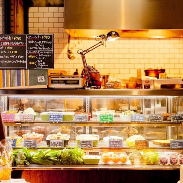 惣菜サンドがよりおいしくリニューアル！！パン職人とイタリアンの料理人コンビが、こだわりぬいて作り上げました！おすすめの一皿をサンドにしたような豪華さです。