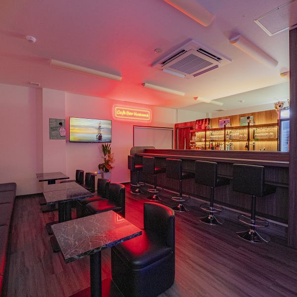 西鉄久留米駅より徒歩約3分の当店は、温かみのある照明が心地よく、カジュアルなインテリアに囲まれた落ち着いた雰囲気が魅力です♪ 日常の喧騒を忘れてゆっくりとリラックスできる空間は、お一人様で静かに飲むのはもちろん、気心の知れた友人と語り合うのにも最適◎大人の隠れ家のような空間で、上質なひと時をどうぞ♪