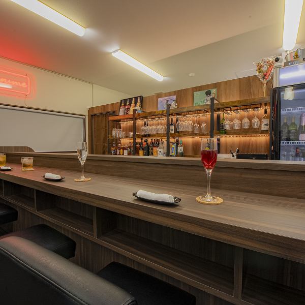 アットホームな空間ながら、多様な席配置で様々なシーンに柔軟に対応可能です♪ お一人様でも気軽に立ち寄れるカウンター席を完備しているほか、2名様用のテーブル席もご用意◎10名様からの貸切にも対応しており、女子会や合コンの二次会など、少人数から中規模のプライベートな集まりにも◎♪※10名様以下については要相談