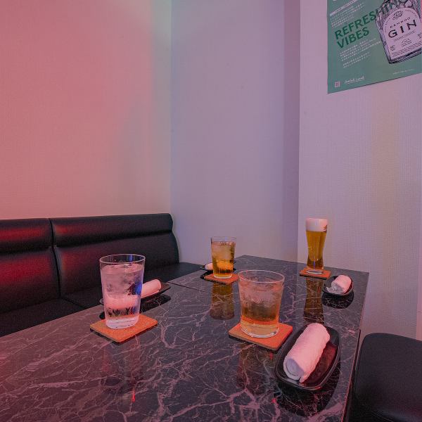 お仕事帰りに気軽に立ち寄れる温かなおもてなしが自慢のお店♪週末の昼飲みや女子会に最適で、夜は落ち着いたバーの雰囲気に。21時以降は2軒目利用や語り合いにもぴったり。駅チカで夜24時まで元気に営業中！スポーツ観戦、女子会、宴会、飲み会、パーティー、イベント、二次会と幅広くご利用いただけます。持ち込みもOK◎