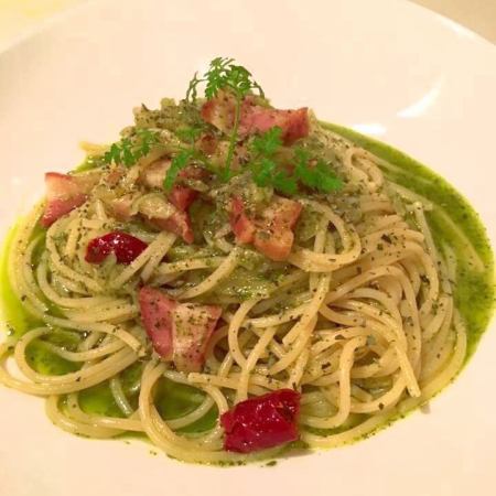 Basil pasta with thick cut bacon